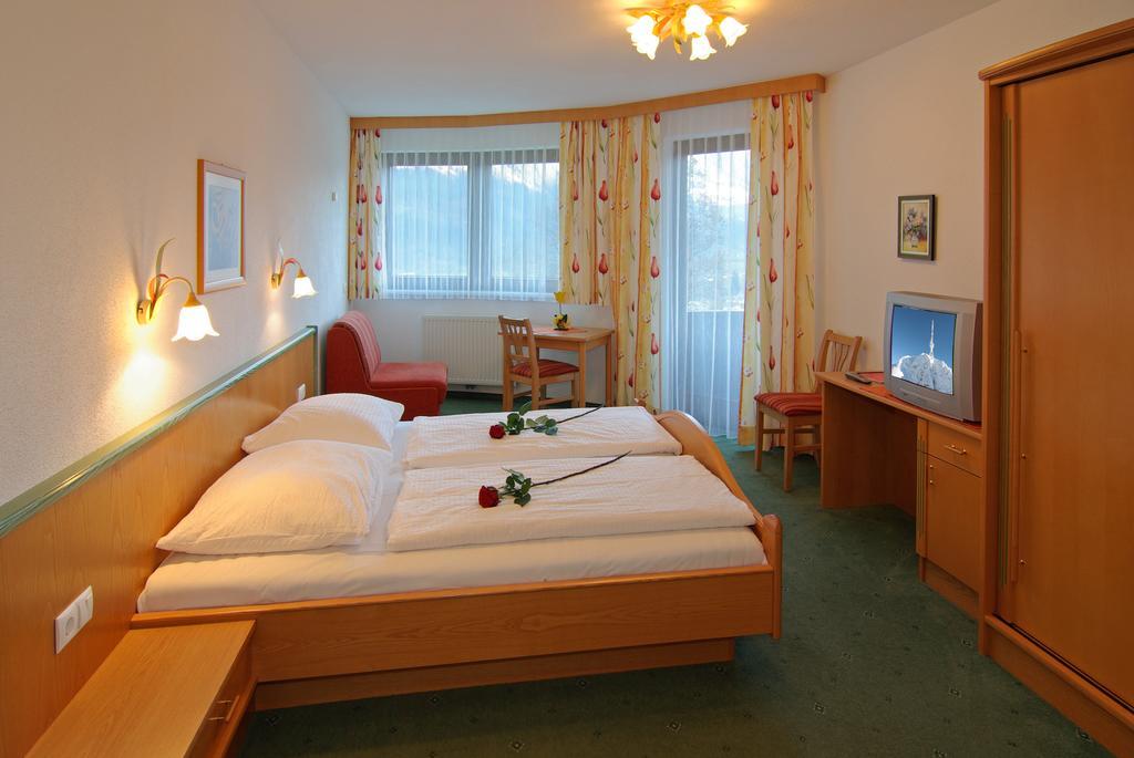 Hotel Garni Romantik Fügen Habitación foto