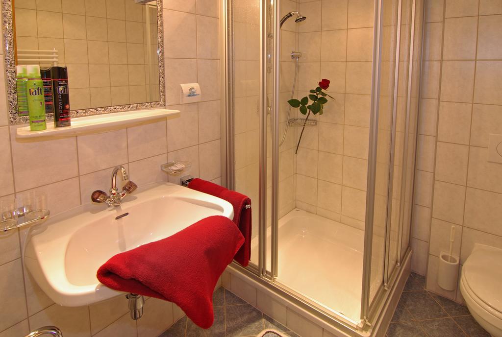 Hotel Garni Romantik Fügen Habitación foto
